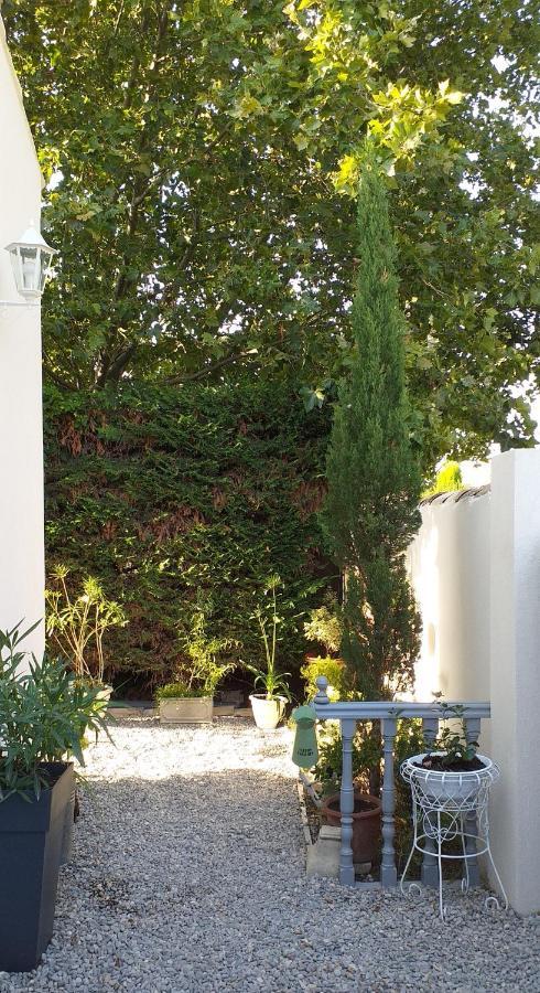 Hotel Le Petit Jardin ... LʼIsle-sur-la-Sorgue Esterno foto